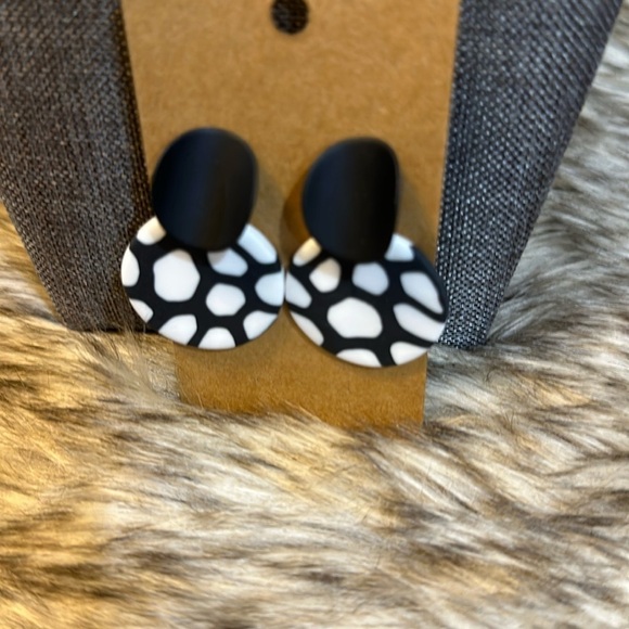 Very pretty pair of black and white earrings. They are pierced.​​ - Picture 1 of 2